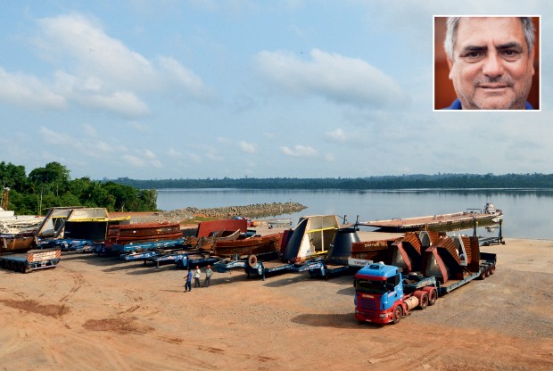 PONTO DE CHEGADA A carreta azul  de Geraldo Lima Figueiredo (no detalhe) chega  a Belo Monte.  A fase de montagem começa depois  do desembarque  das peças (Foto: Rogério Cassimiro/ÉPOCA)