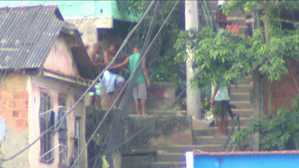 Traficantes são flagrados com armas em comunidades do Rio (Foto: Reprodução/ GloboNews)