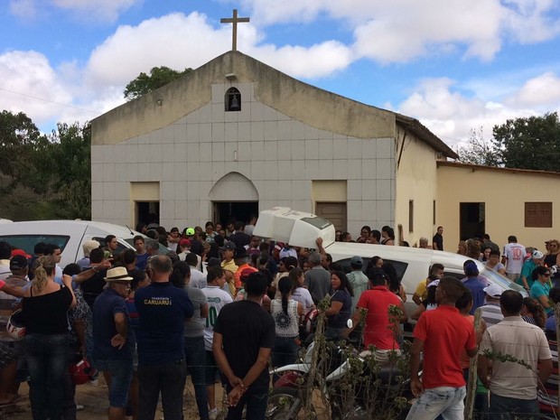 Velório de família assassinada é realizado em Caruaru (Foto: Amanda Dantas/TV Asa Branca)