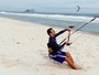 Aposentado dos gramados, Roger Flores mostra habilidade no kitesurfe