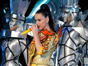 A cantora Katy Perry se apresenta no Super Bowl XLIX no estádio University of Phoenix, em Glendale, no Arizona, neste domingo (1º). (Foto: Stephen Dunn/Getty Images/AFP) A cantora Katy Perry se apresenta no Super Bowl XLIX no estádio University of Phoenix, em Glendale, no Arizona, neste domingo (1º). (Foto: Stephen Dunn/Getty Images/AFP)