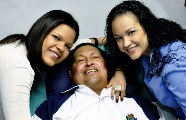 Imagem mostra Chávez ao lado das filhas em Cuba (Foto: Divulgação)