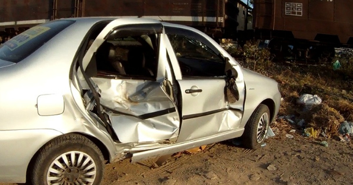 G1 Carro colide trem ao usar passagem irregular no Ceará