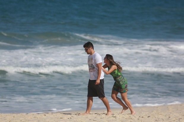 Polliana Aleixo e Bruno Gissoni gravam na praia (Foto: Dilson Silva / Agnews)