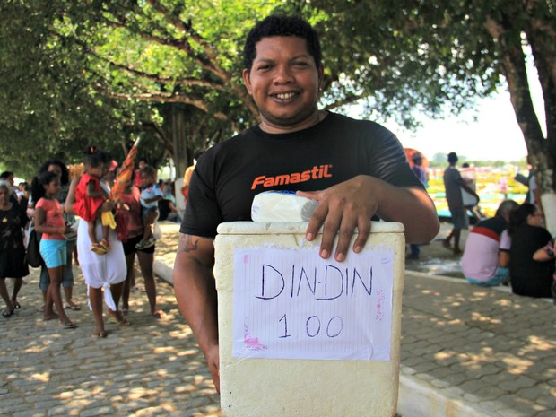 Ambulante aproveitou para vender dindins em cemitério   (Foto: Ísis Capistrano/G1 AM)