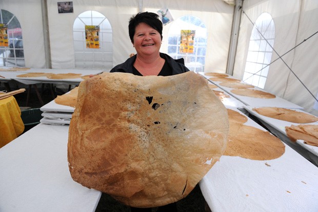 Fabienne Calvez foi a vencedora do campeonato, ao fazer um crepe com 84 cm de diâmetro (Foto: Fred Tanneau/AFP)