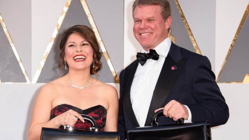 Martha Ruiz e Brian Cullinan são as únicas pessoas que sabem o resultado do Oscar antecipadamente  (Foto: BBC)