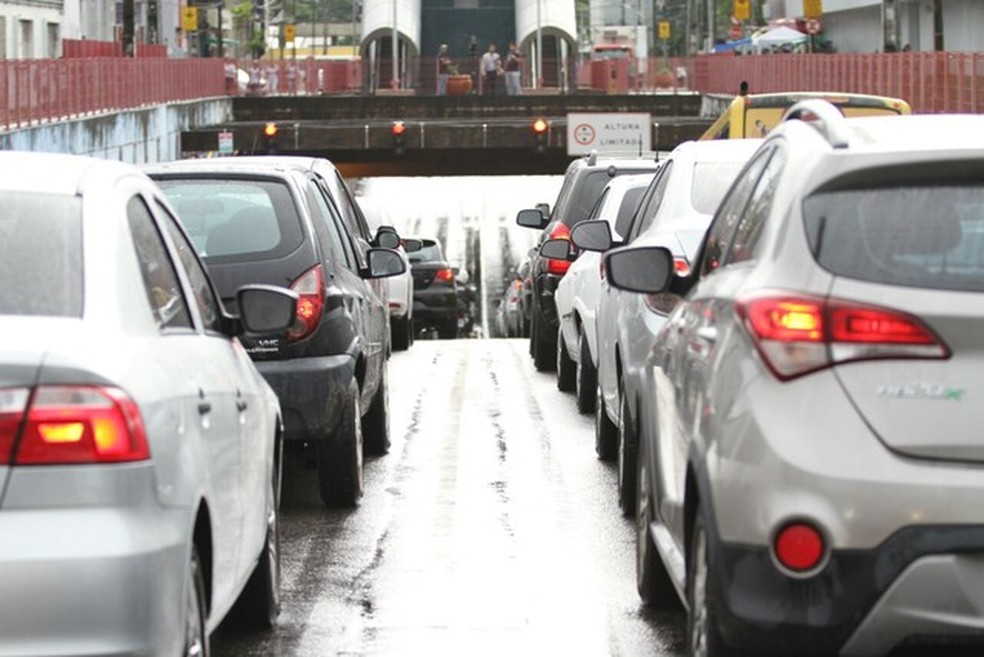 Semafóro instalado em túnel no Pina causa engarrafamento e irrita motoristas e passageiros (Foto: Marlon Costa/Pernambuco Press)