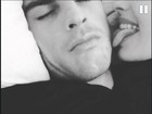 Yasmin Brunet dá lambida no namorado enquanto ele dorme; vídeo