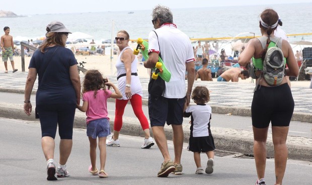Claudia Abreu e filhos na orla, RJ (Foto: J.Humberto / AgNews) Claudia Abreu e filhos na orla, RJ (Foto: J.Humberto / AgNews)