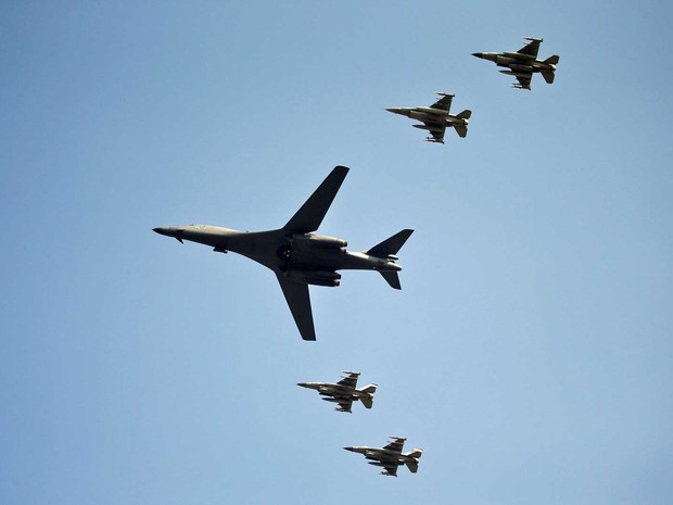 Bombardeiro B-1B dos EUA voa escoltado por aviões de combate norte-americanos e sul-coreano (Foto: Kim Hong-ji / Reuters) Bombardeiro B-1B dos EUA voa escoltado por aviões de combate norte-americanos e sul-coreano (Foto: Kim Hong-ji / Reuters)