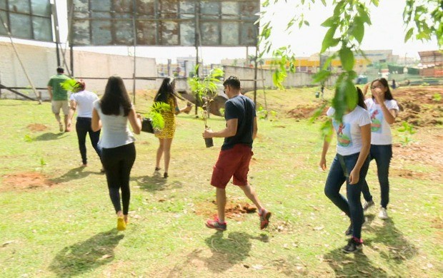 Acadêmicos plantaram mudas na sede da AABB-AC com a meta de tentar salvar nascente do igarapé Santo Amaro (Foto: Jornal do Acre)