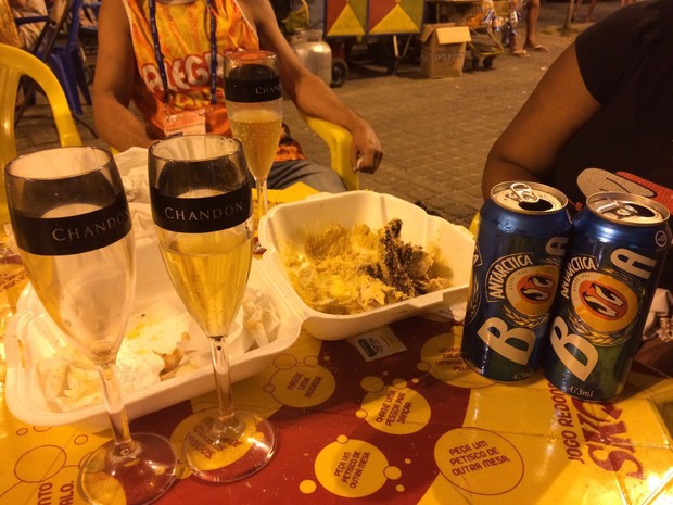 Moradores  bebem cerveja em taça de chandon perto da Sapucaí (Foto: Matheus Rodrigues/G1)