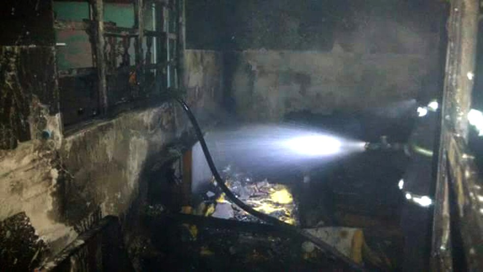 Bombeiros foram acionados para conter as chamas no local (Foto: Corpo de Bombeiros)