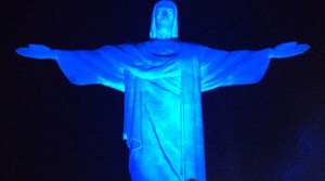Rio fica iluminado de azul em março (Daniel Silveira / G1)