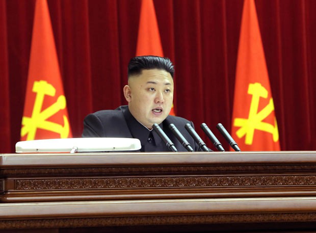 O ditador da Coreia do Norte, Kim Jong-un, durante reunião partidária em Pyongyang em 31 de março (Foto: AFP)
