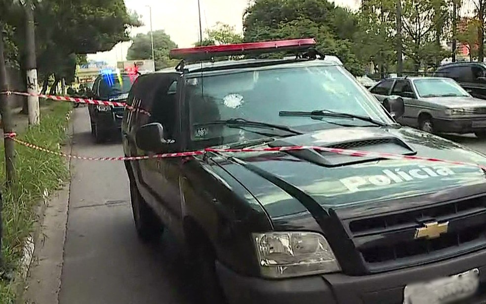 Viatura da polícia ficou com marca de bala (Foto: TV Globo/Reprodução)