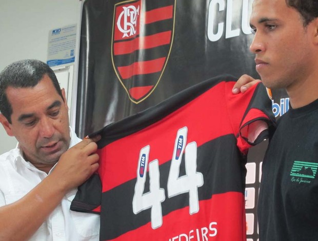 Thiago Medeiros é apresentado no Flamengo (Foto: Janir Junior / globoesporte.com)
