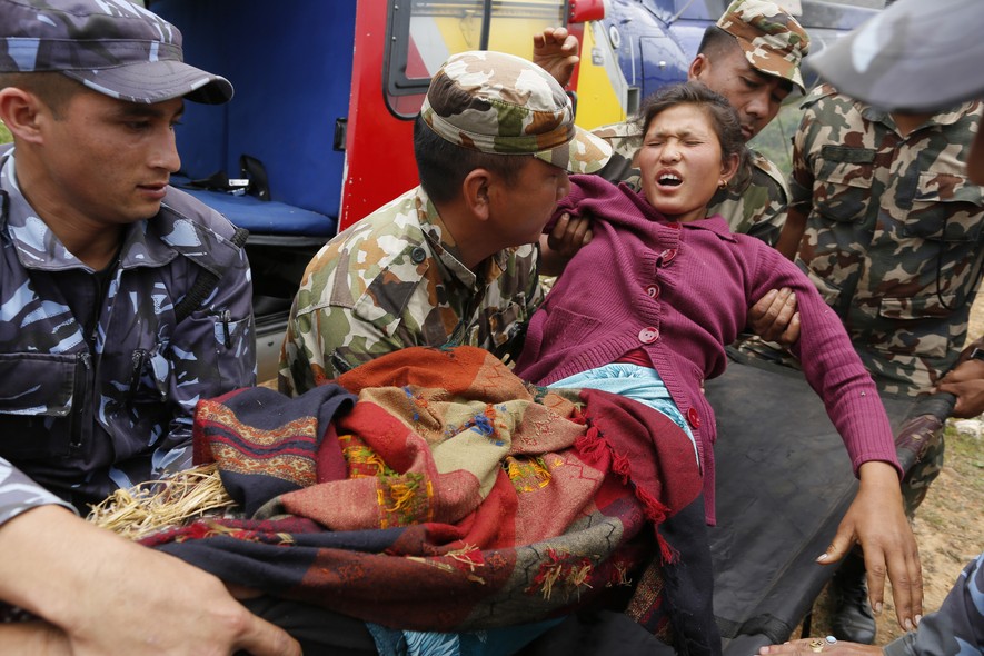 Uma mulher, que teve as duas pernas quebradas durante o primeiro terremoto no Nepal, foi levada de helicóptero para um hospital nesta terça-feira (28). Ela estava em uma vila, nas proximidades da cidade de Gorkha, a 145 km de Katmandu