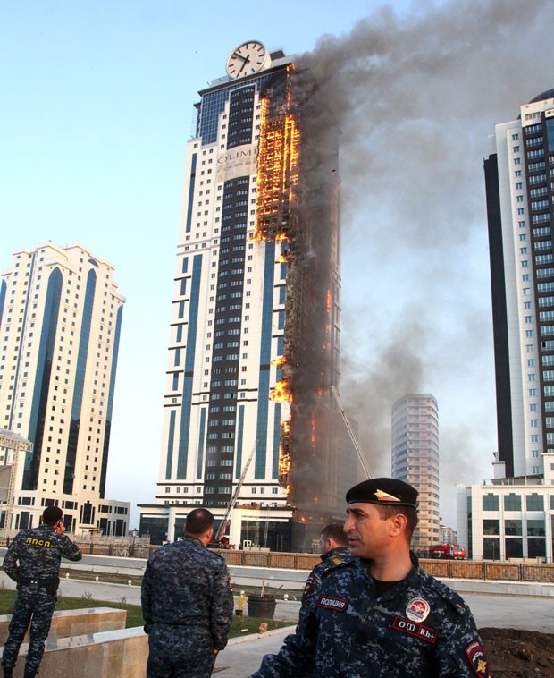 Arranha-céu na Chechênia pega fogo nesta quarta (3) (Foto: Elena Fitkulina/AFP)