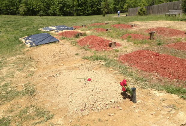 Foto mostra túmulo de Tamerlan Tsarnaev. Flores foram colocadas sobre o túmulo (Foto: Robert A. Martin/AP)