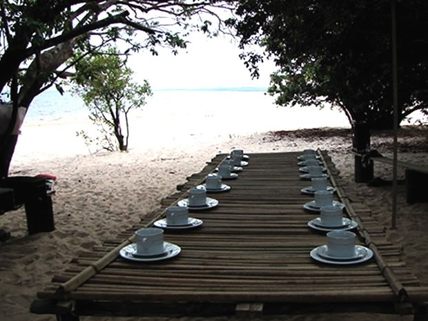 Café da manhã na praia às margens do Rio Arapiuns (Foto: Ândrea Colares/Projeto Saúde e Alegria)