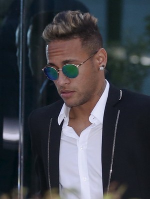 Neymar deixa audiência em Madri (Foto: Reuters)