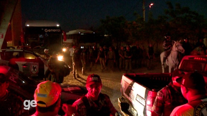 Torcida do River-PI faz protesto (Foto: TV Clube )