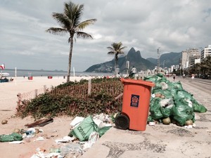 A orla de Ipanema estava mais limpa, no entanto, ainda tinha lixo  acumulado manhã desta sexta-feira (7).  (Foto: Guilherme Brito / G1)