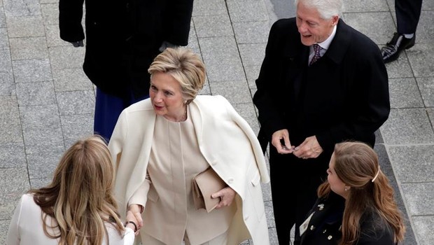 A candidata derrotada à presidência dos Estados Unidos, Hillary Clinton, chega à cerimônia de posse de Donald Trump (Foto: JOHN ANGELILLO/EFE)