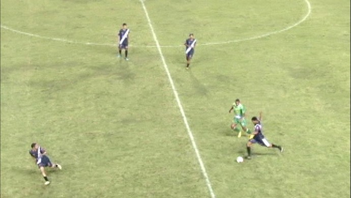 Gilberto, do Vasco-AC, marca gol do meio-campo contra o Alto Acre na Arena da Floresta (Foto: Reprodução/TV5)