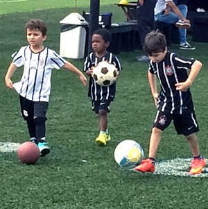 “Mini Elias” rouba a cena durante treino do Timão neste sábado