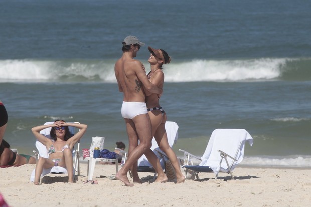 Giba com a namorada na praia (Foto: Wallace Barbosa / AgNews)