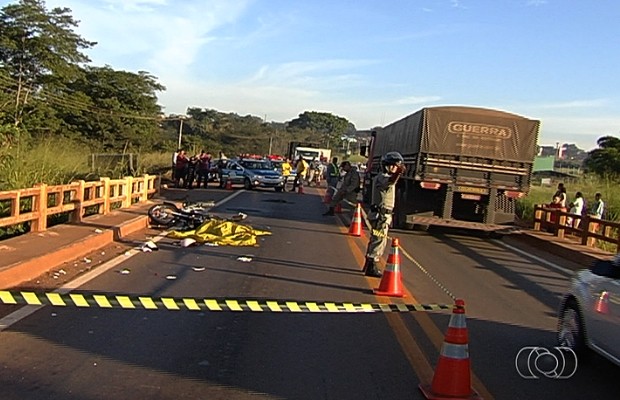 Jovem morre após caminhão bater em sua moto e passar por cima dela, na GO-080, em goiás, goiânia (Foto: Reprodução/TV Anhanguera)