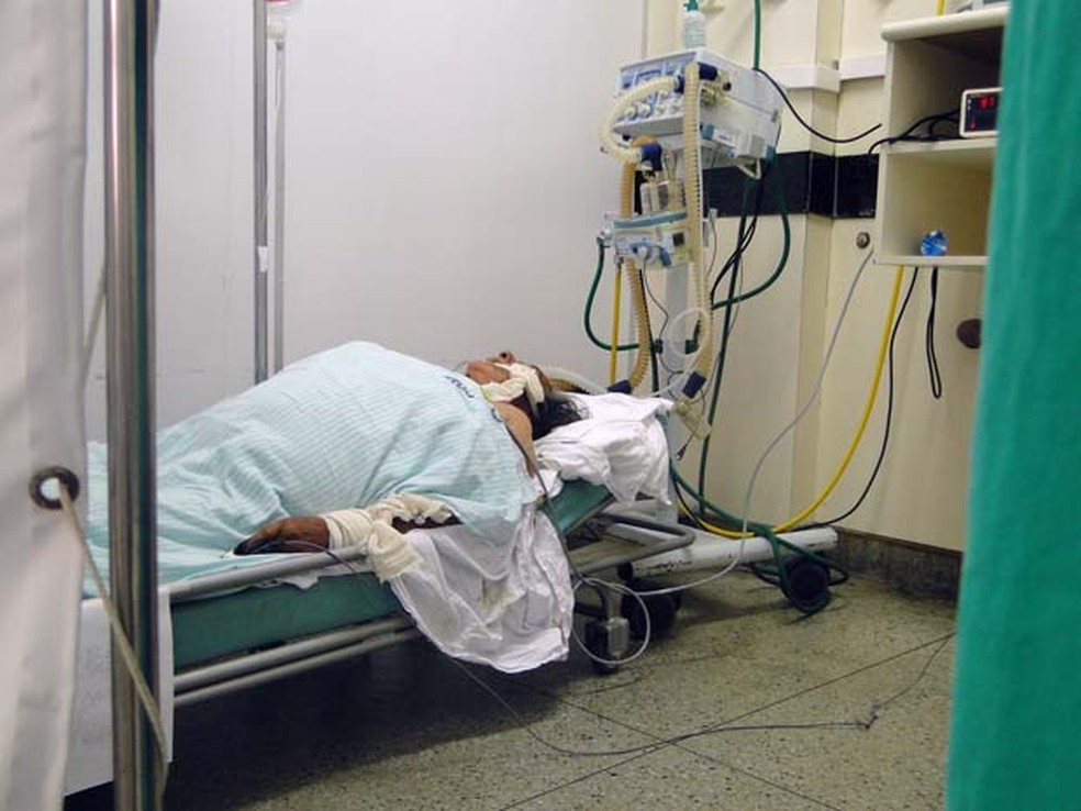 Por falta de leitos de UTI, paciente em estado grave chegou a ser acomodada em maca no Hospital Walfredo Gurgel; registro é de novembro de 2016 (Foto: Ricardo Araújo/G1)