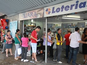 Apostadores fazem fila em loteria de Goiás (Foto: Ricardo Rafael/O Popular)