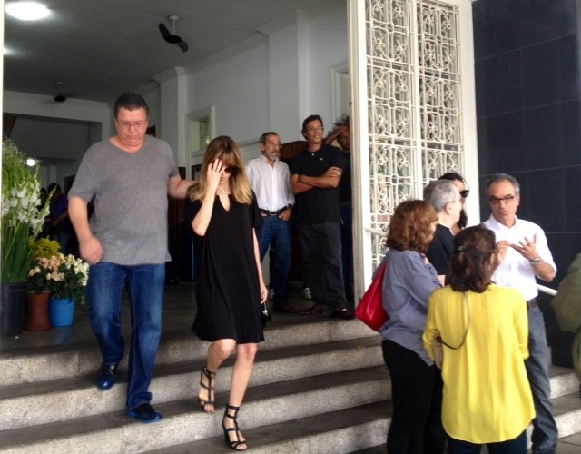 Boninho e Ana Furtado deixaram o velório por volta de 14h10 sem falar com a imprensa (Foto: Cristiane Cardoso/G1)