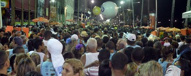 TEMPO REAL: Foliões tomam 
conta da Barra; veja (Diogo Macedo/Ag Haack)
