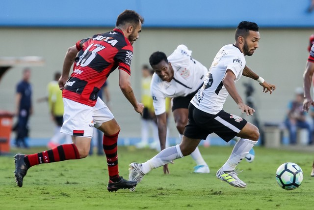 Clayson estreia no Corinthians, mas lamenta gol perdido: 