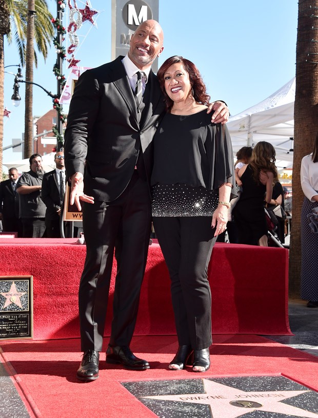 Gêmeos? Em clique raro, The Rock posa com a mãe e semelhança