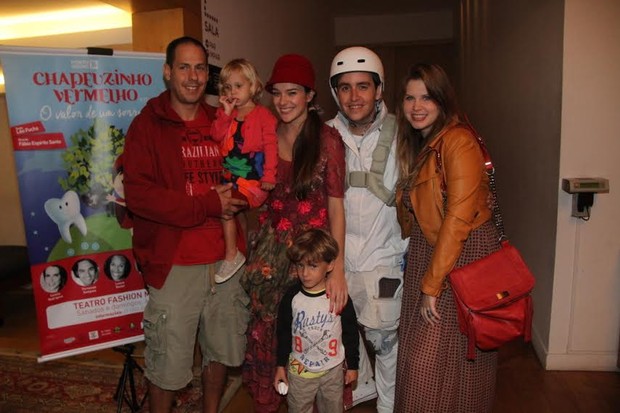 Carolinie Figueiredo vai com a famílai ao teatro (Foto: Daniel Delmiro/Agnews)