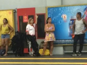 Solange Gomes indo embora de metrô (Foto: EGO)