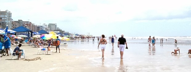 Depois do feriado, veranistas aproveitam a praia em Capão da Canoa (Foto: Carolina Abelin/RBS TV)