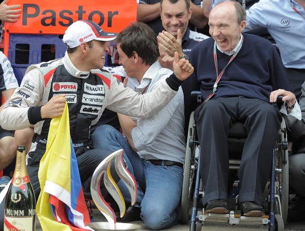 Maldonado comemora vitória ao lado do chefe e fundador da equipe, Frank Williams (Foto: AFP)