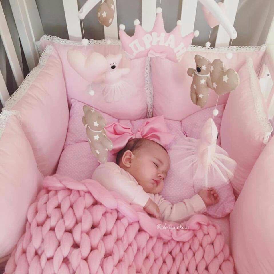 Eligibility chin Housework Foto de bebê coberta em berço cercado por almofadas gera polêmica nas redes  sociais - Revista Crescer | Você precisa saber