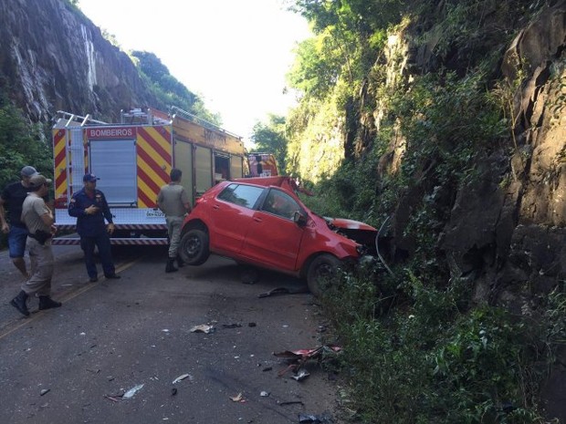 G1 Mulher morre em acidente entre carro e caminhão no Oeste de SC