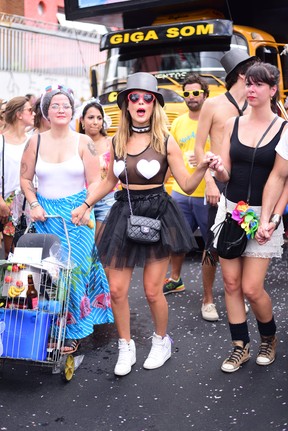 Fernanda Paes Leme e amigos em bloco de rua de São Paulo (Foto: Leo Franco/ Ag. News)