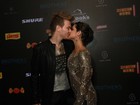 Michel Teló ganha beijo de Thais Fersoza antes de show em São Paulo
