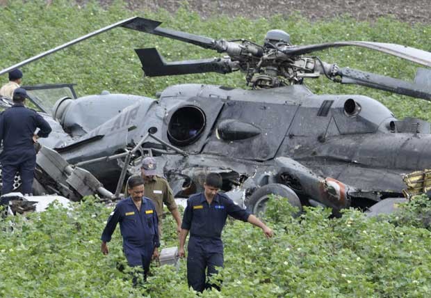 Equipe de resgate faz procura nos destroços dos helicópteros que bateram e caíram nesta quinta-feira (30) na Índia (Foto: AP)