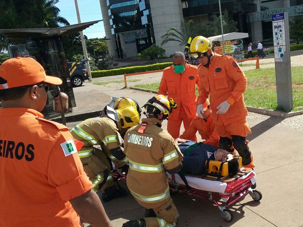 Motorista recebe primeiros socorros de bombeiros após acidente em Brasília (Foto: Fernando Caixeta/G1)